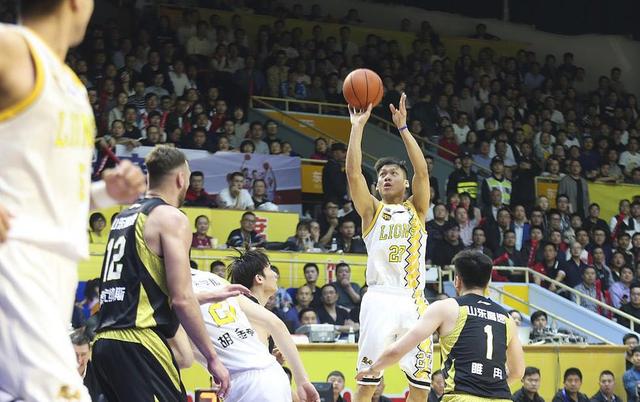  库里三分雨浇灭热火反扑势头  